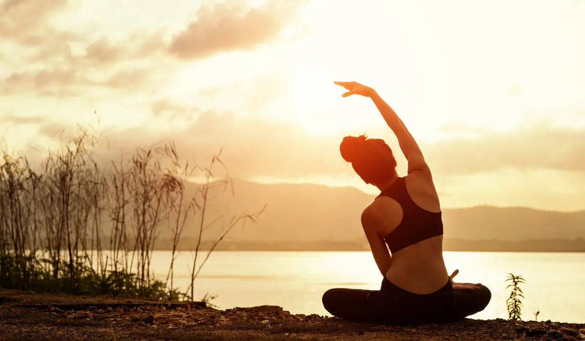 Femme en train de faire du yoga