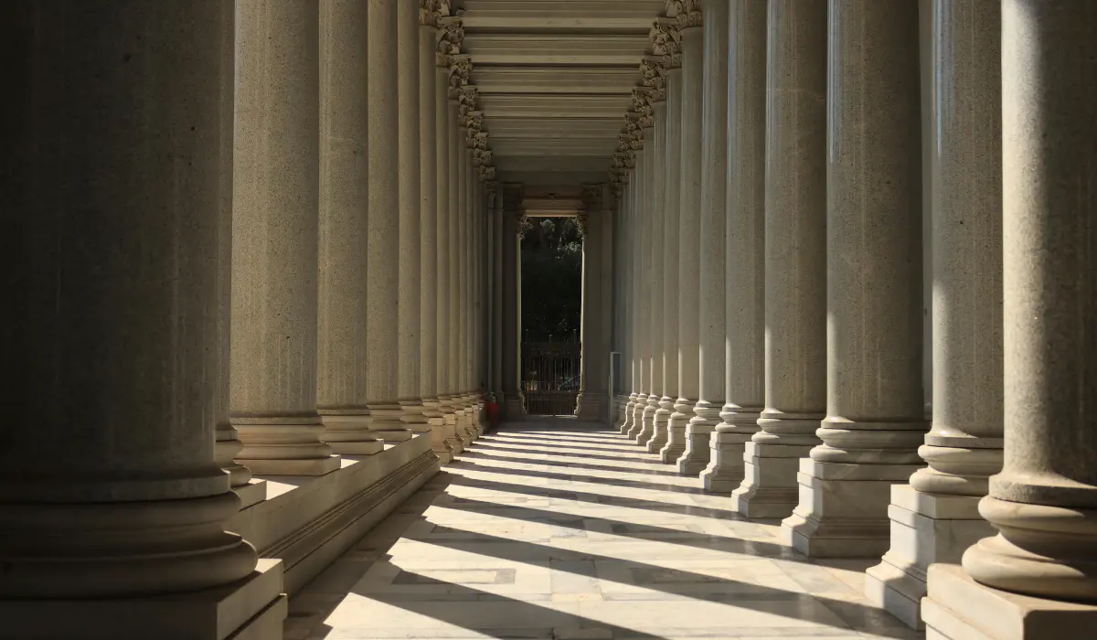 Des colonnes ornementales