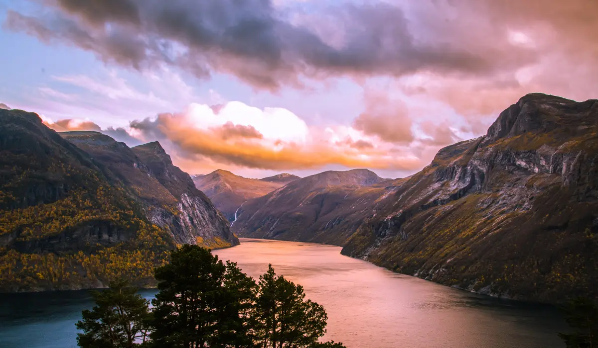 un fjord, lumière du matin chaleureuse