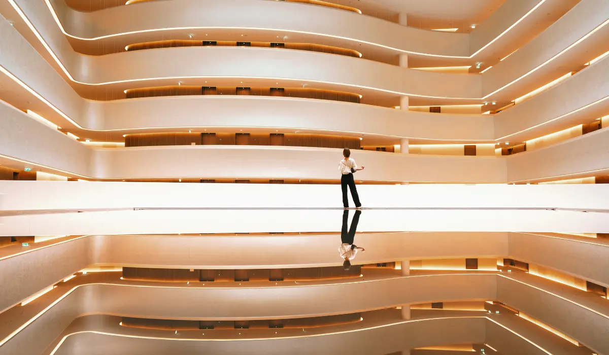 femme au milieu d'un gigantesque complexe très moderne