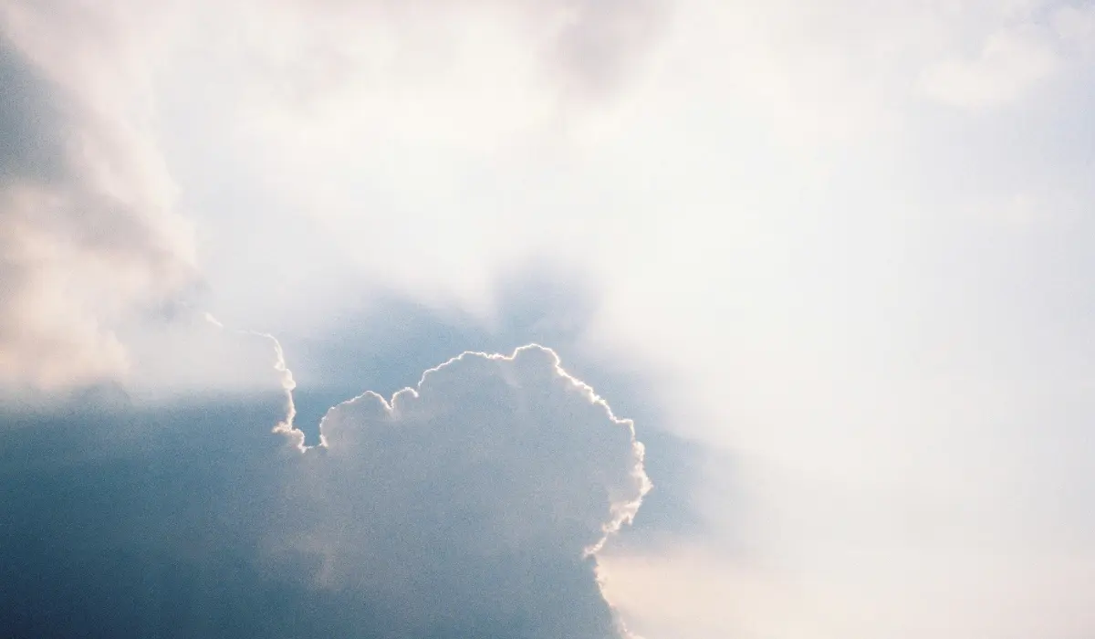 Soleil traversant les nuages du ciel, illustrant l'éther