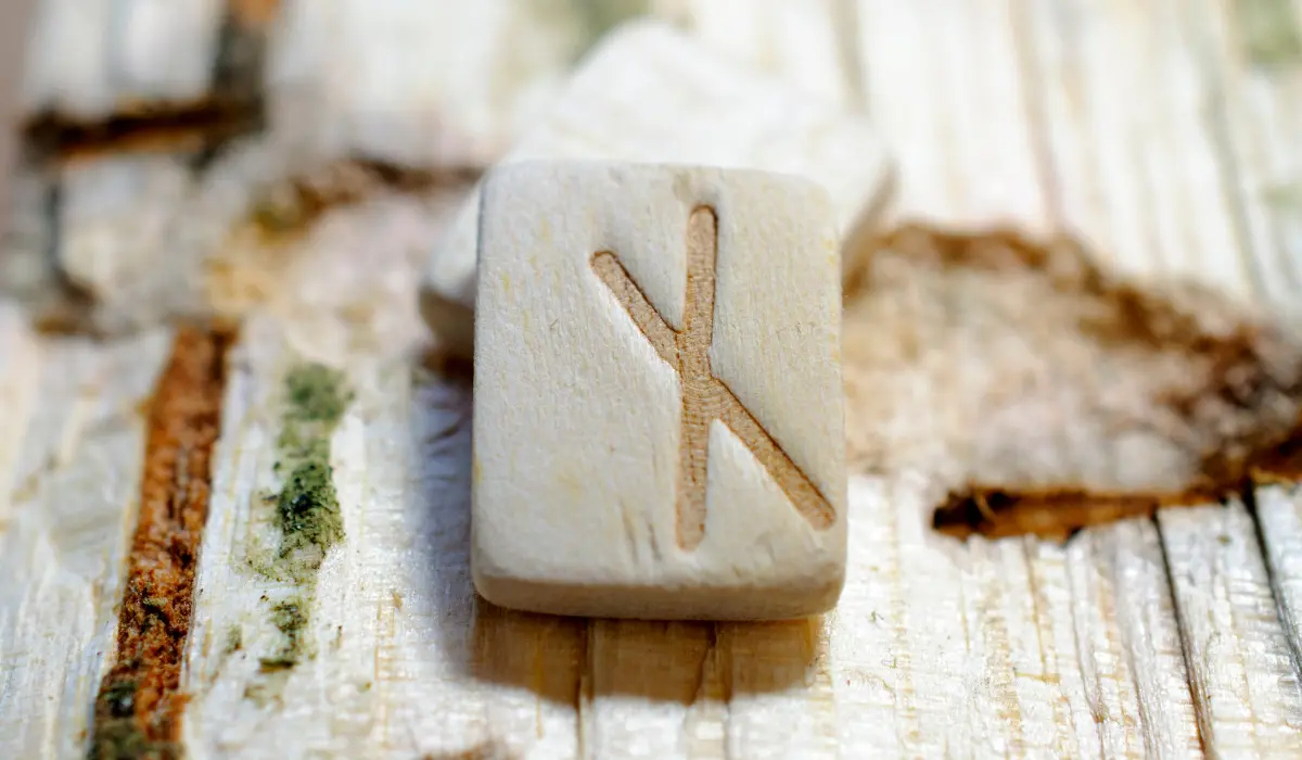 la rune nauthiz posée sur une table en bois