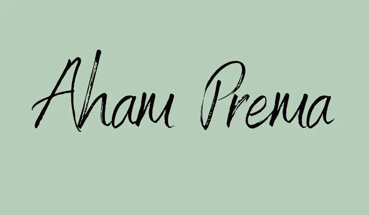 Aham Prema écrit en noir sur fond vert