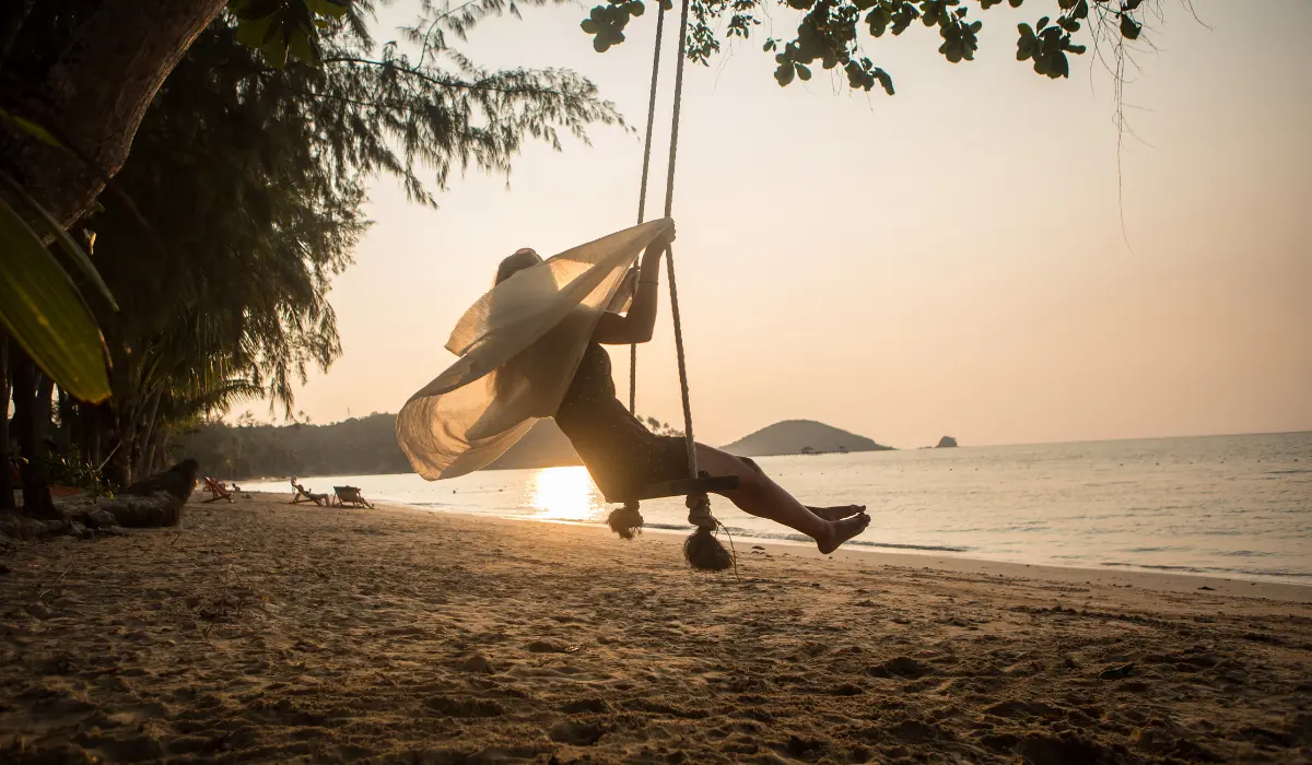 Jeune femme faisant de la balançoire