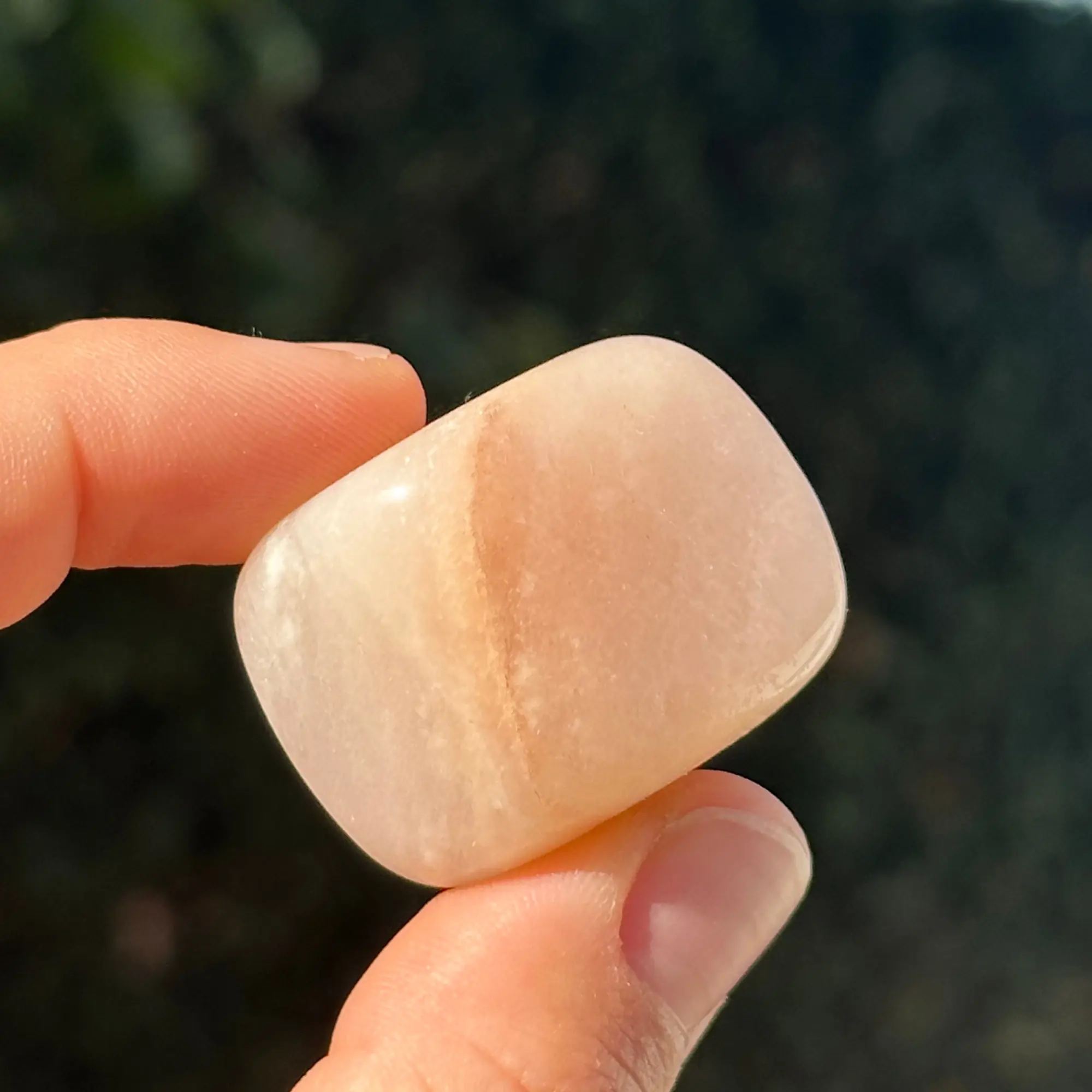 Entre deux doigts, une aventurine pêche