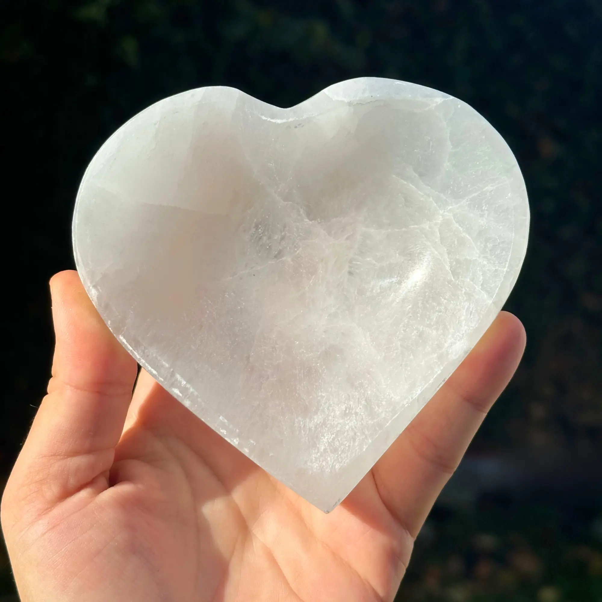 Bol sélénite coeur tenu dans la main