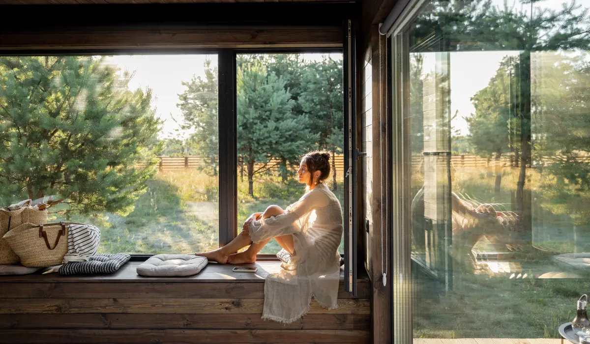 Jeune femme en pleine déconnexion sous sa veranda