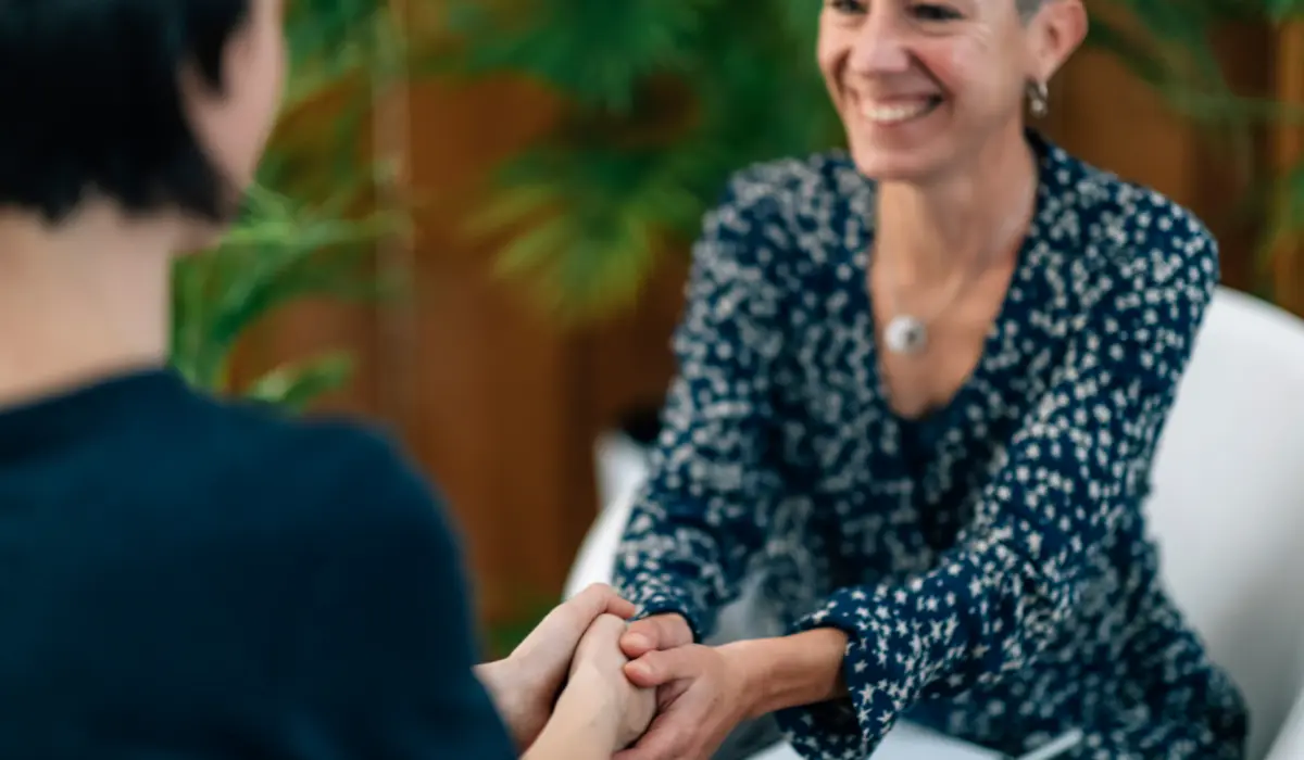 Deux femmes partageant de la gratitude