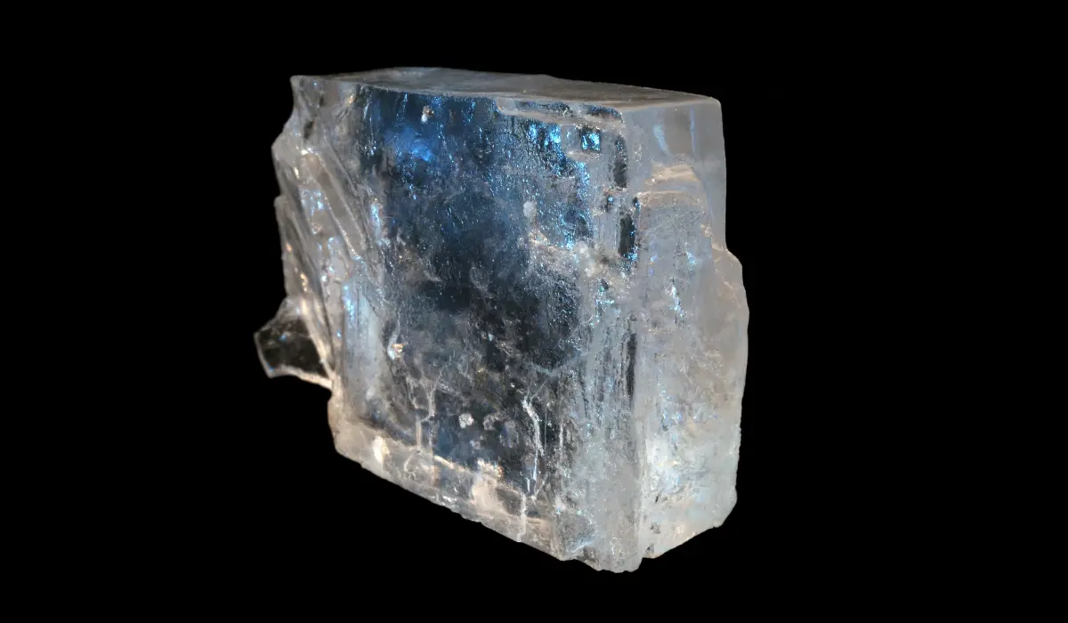Halite brute contenant des reflets bleu