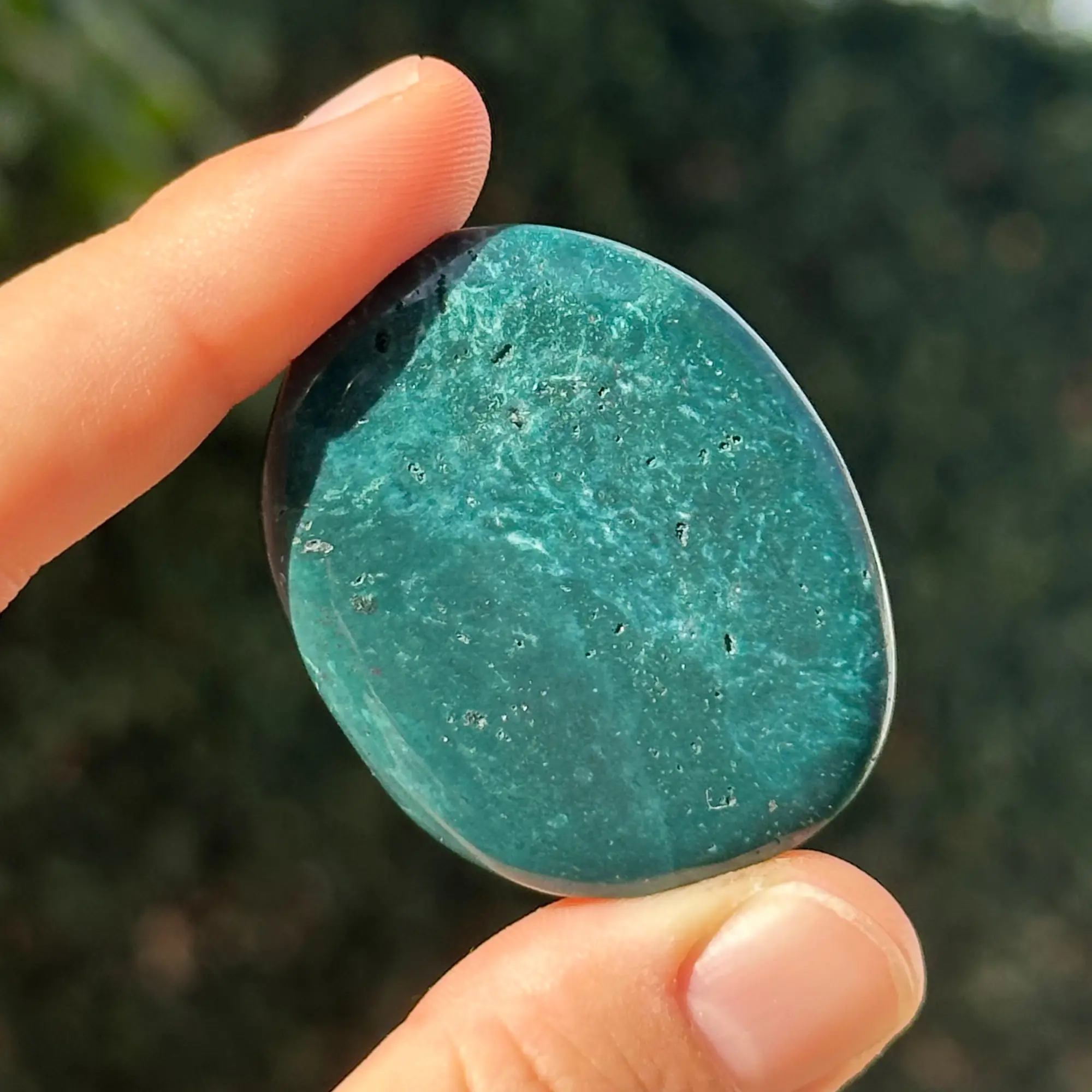 jaspe vert plate entre les doigts