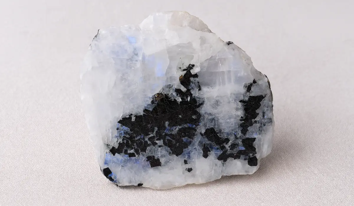 Une labradorite blanche lumineuse