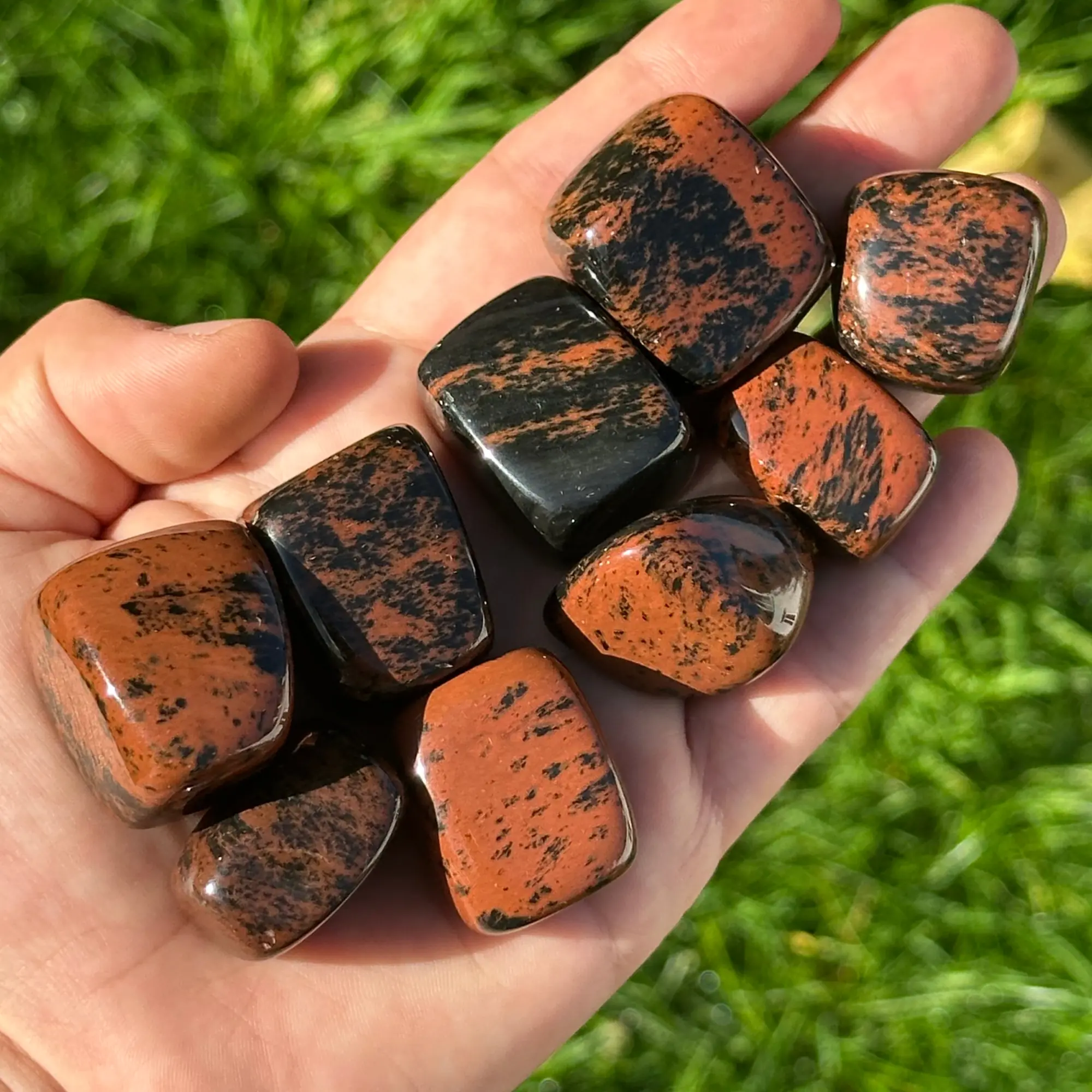 obsidienne acajou tenu dans la main