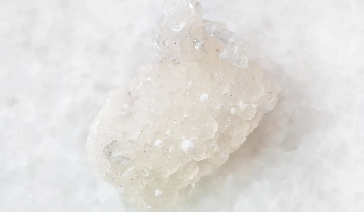 Okénite posé sur une table