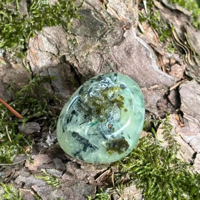 Préhnite roulée posée sur le sol dans un jardin