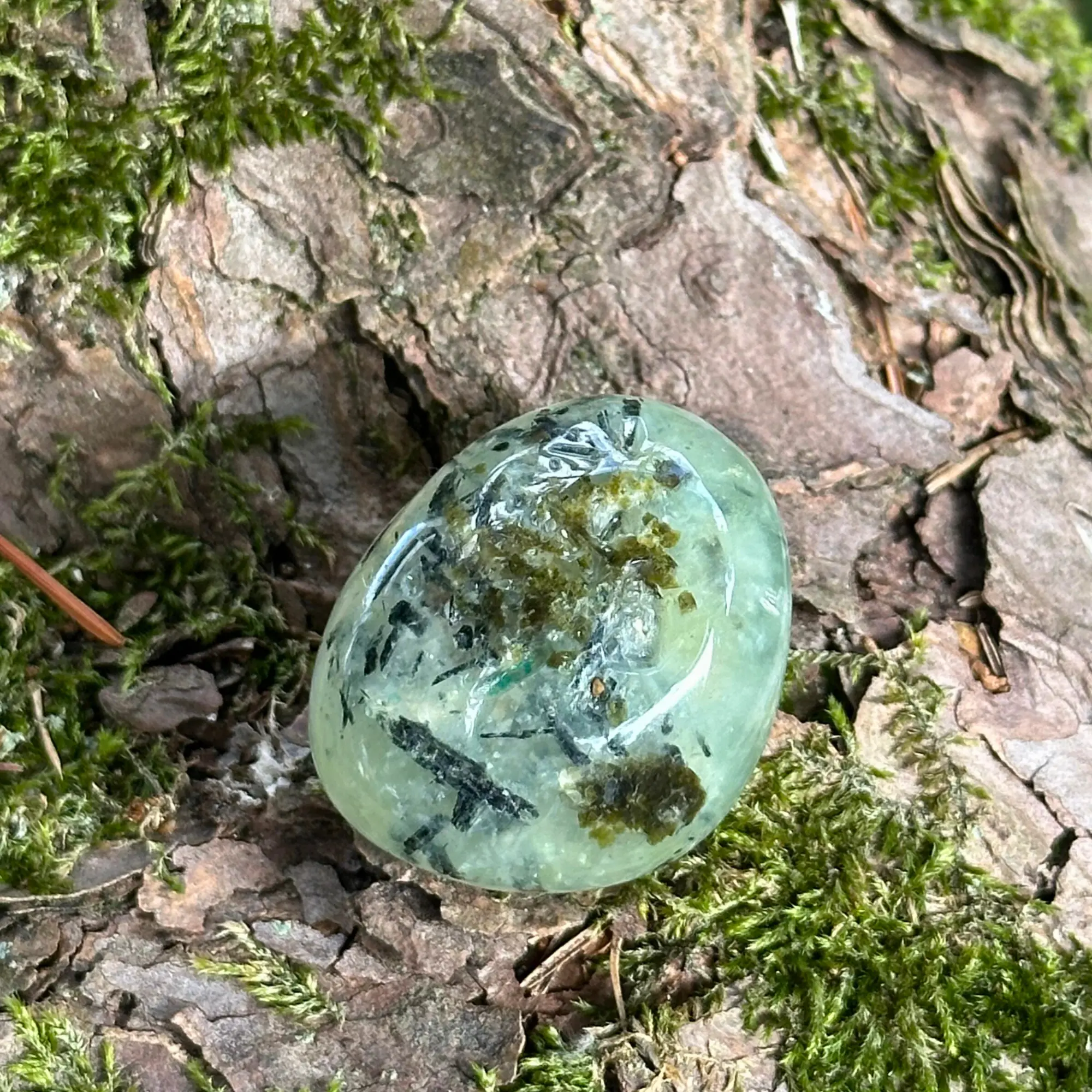 Préhnite roulée posée sur le sol dans un jardin