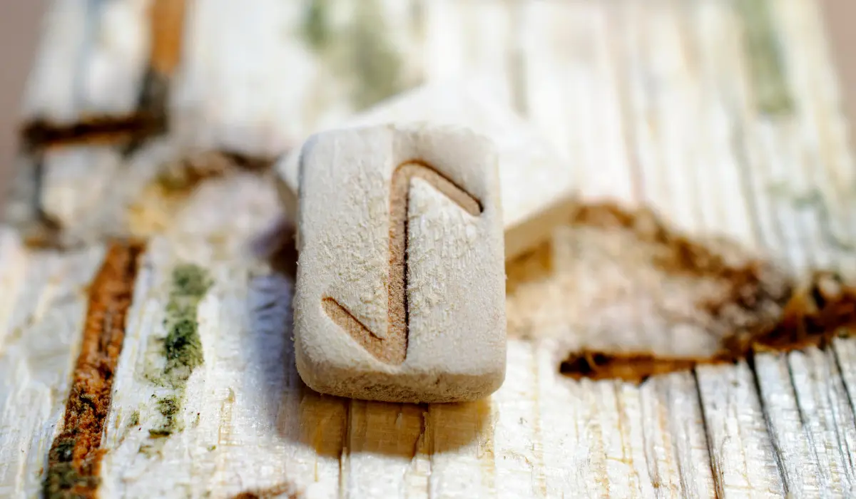 La rune Eihwaz en bois