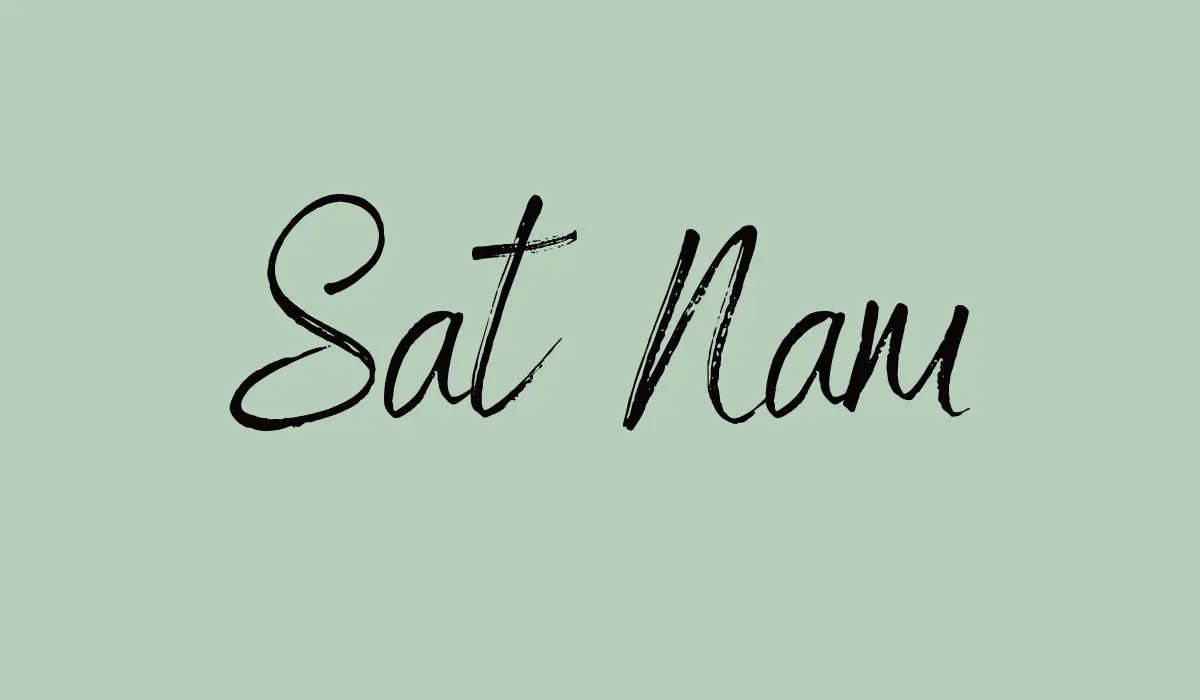 Le nom du mantra Sat Nam écrit sur fond vert