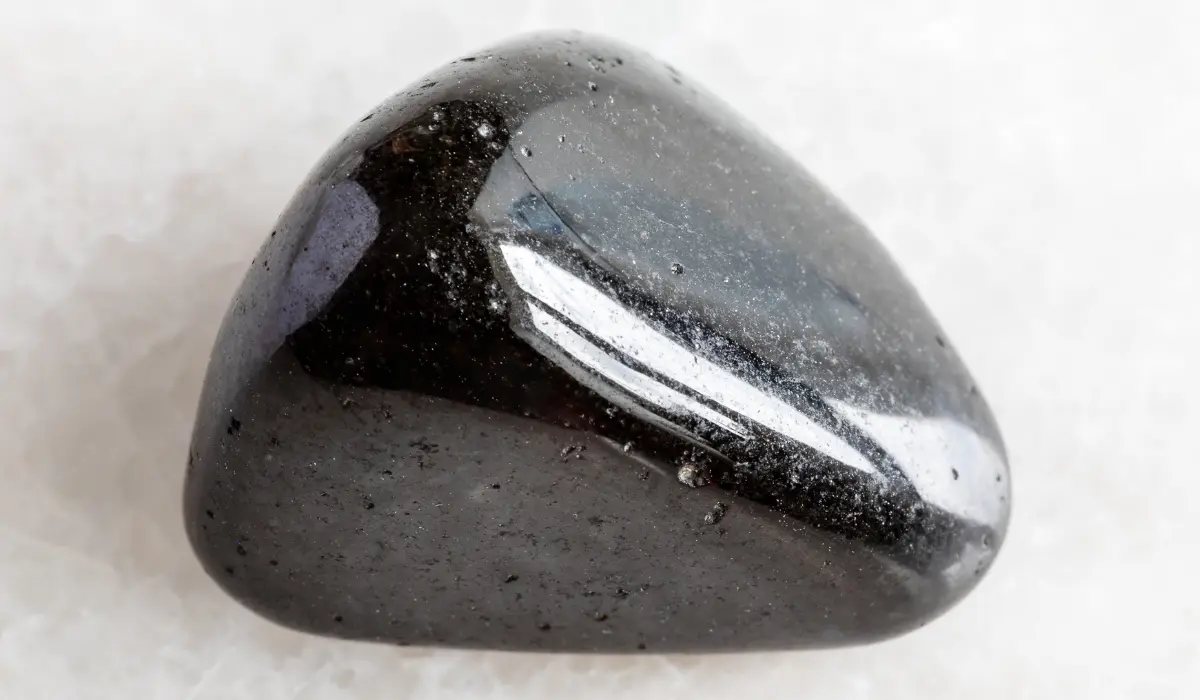 Une schorl polie
