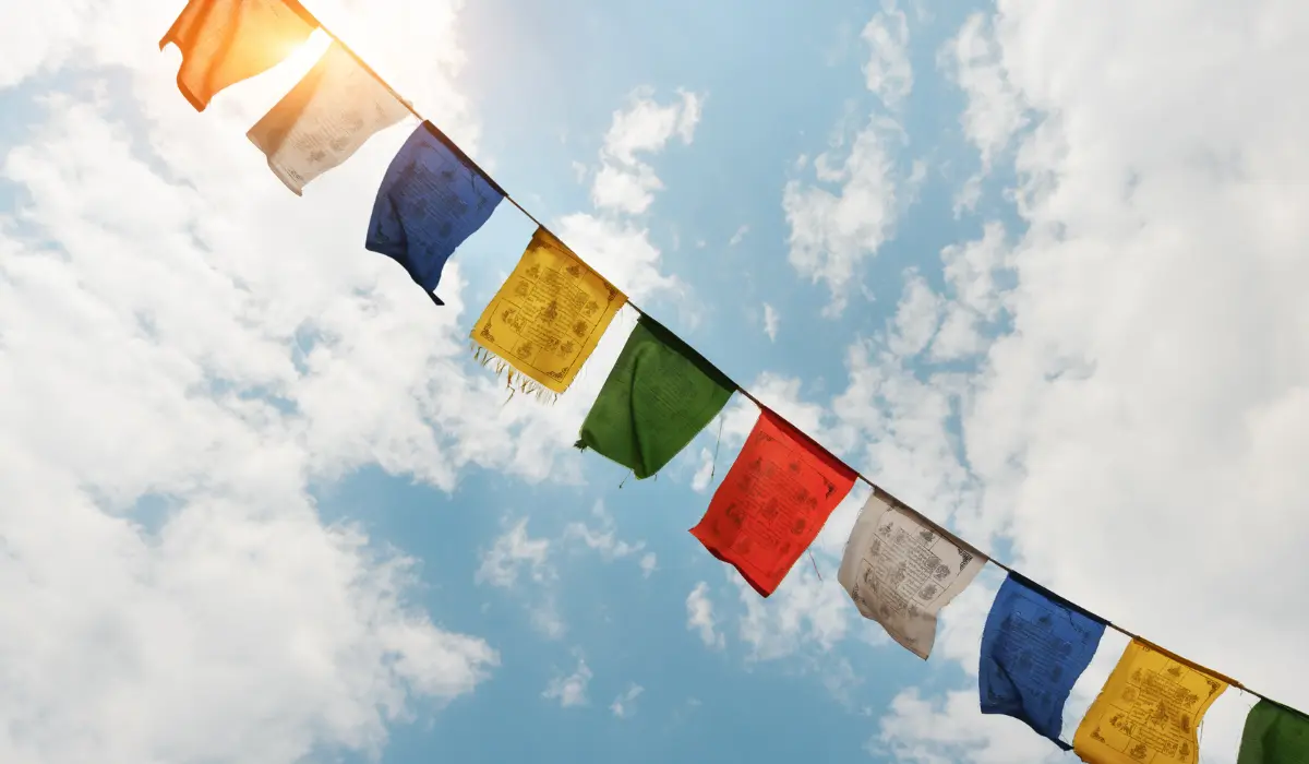 drapeau tibétain de mantras dont So Ham
