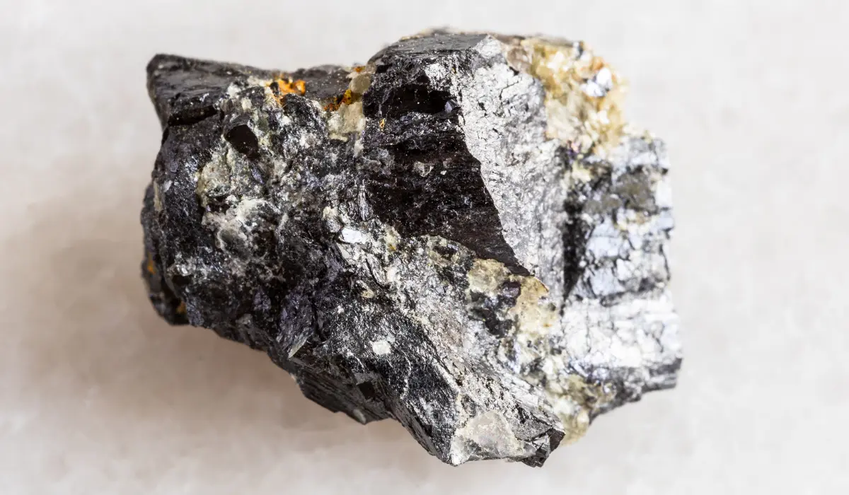 Wolframite brute sur fond blanc