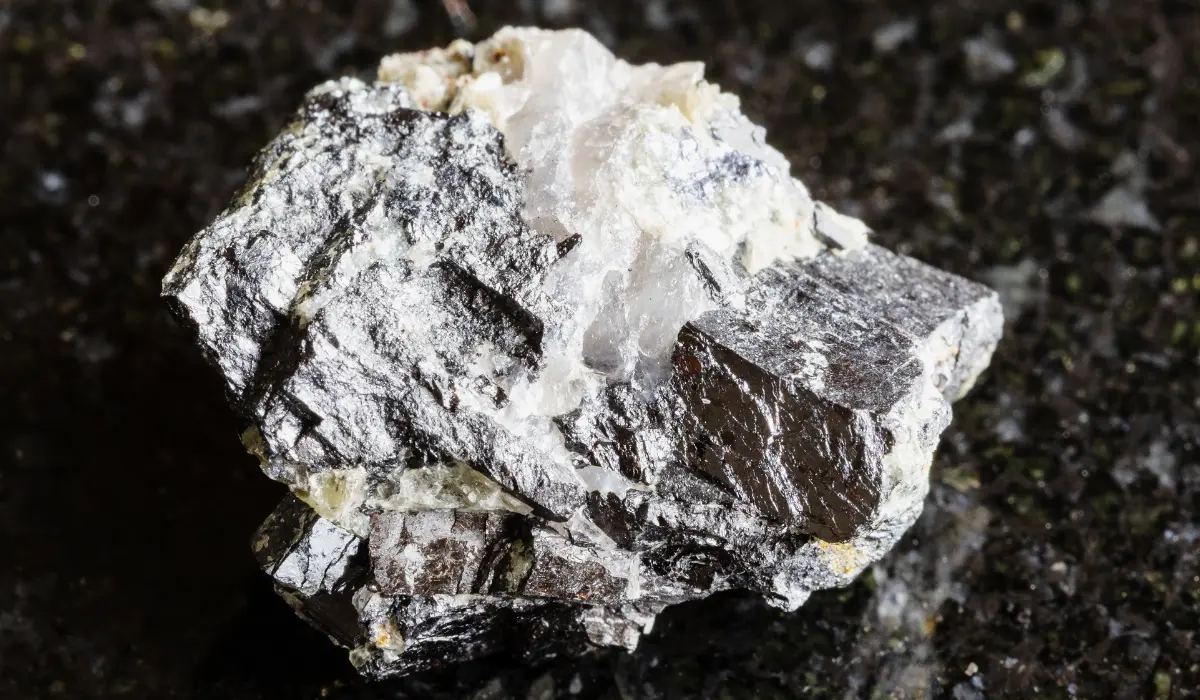 Wolframite brute sur fond en granite