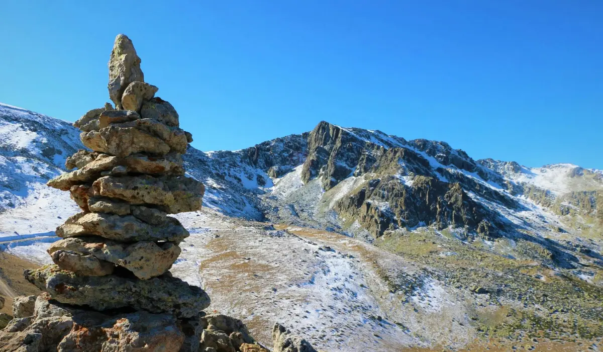 monticule de pierres en équilibre devant un paysage montagneux