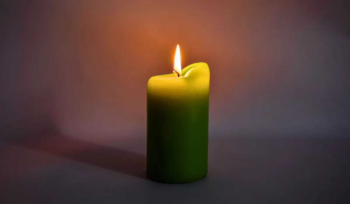 une bougie verte allumée