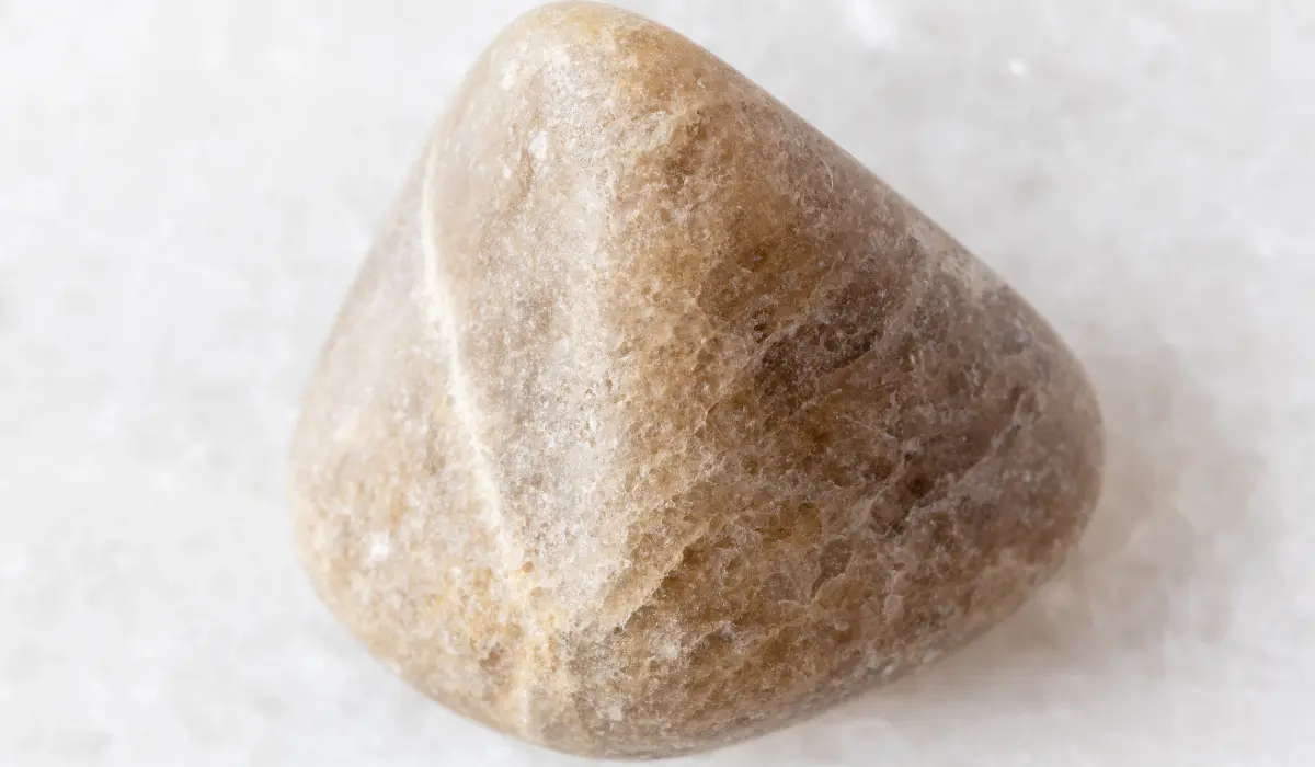 une cryolite polie de bonne taille