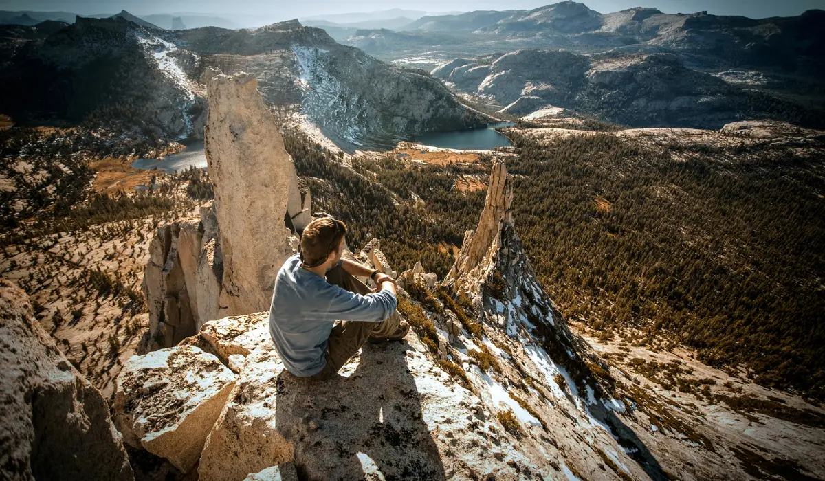 homme en pleine introspection en montagne