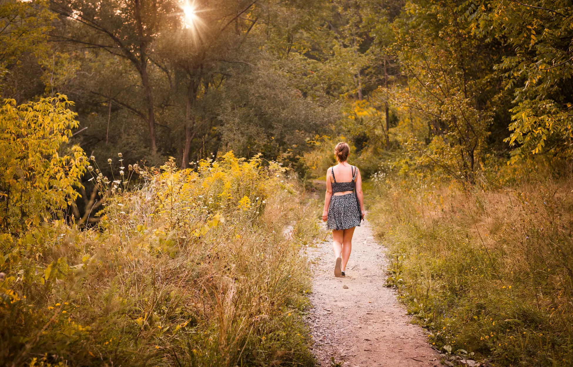 jeune femme en pleine marche consciente