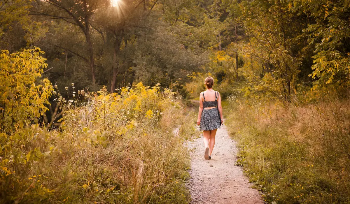 jeune femme en pleine marche consciente