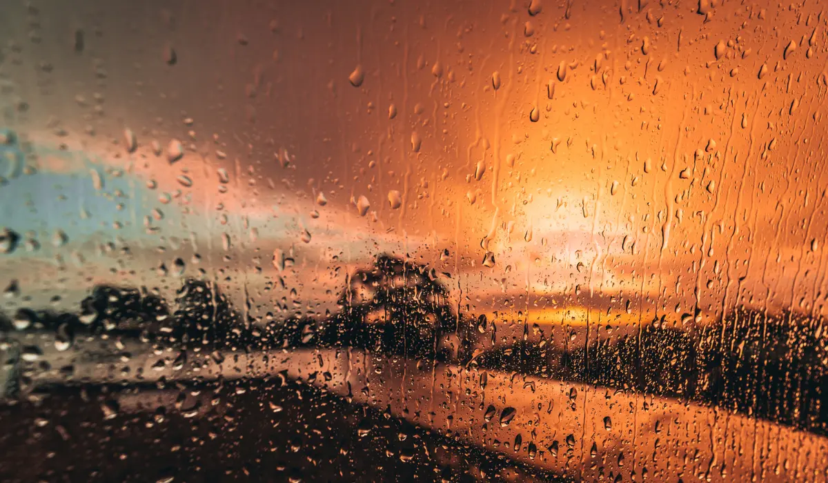 La pluie, un soir au couché du soleil