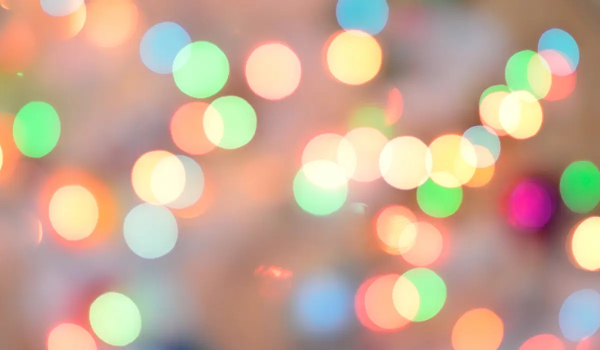 Les lumières floues de la nouvelle année