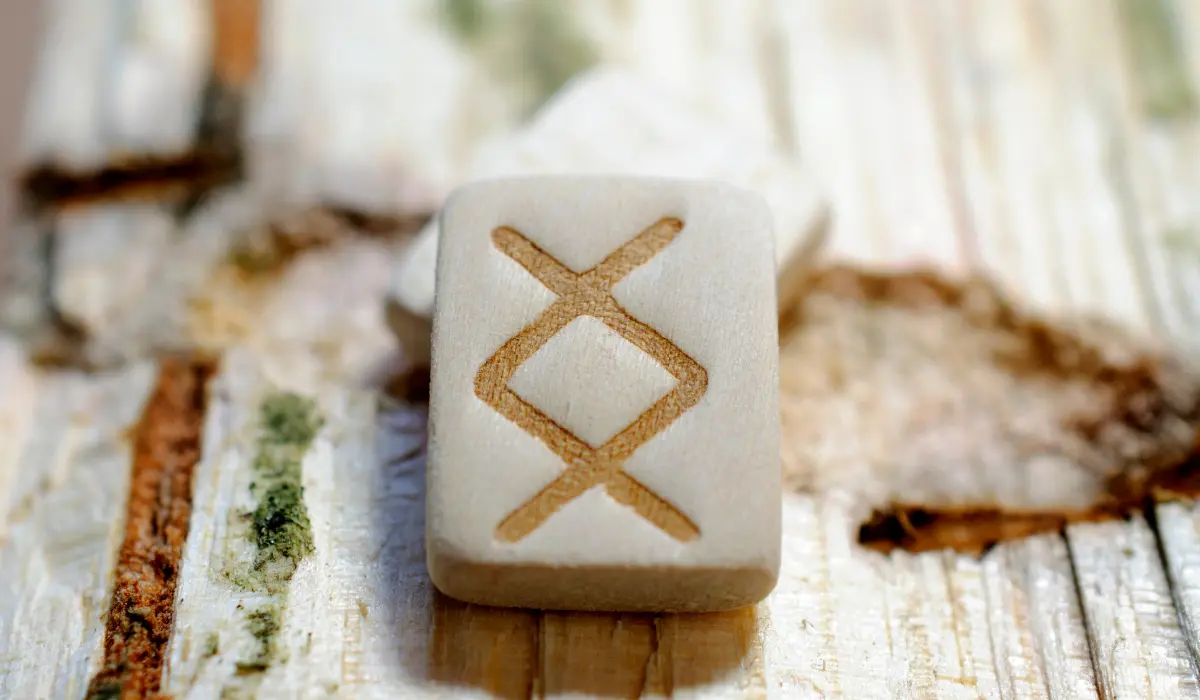 la rune ingwaz en bois