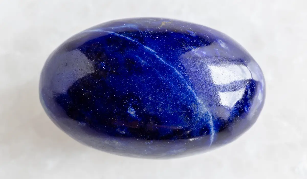 Lazurite polie en gros plan