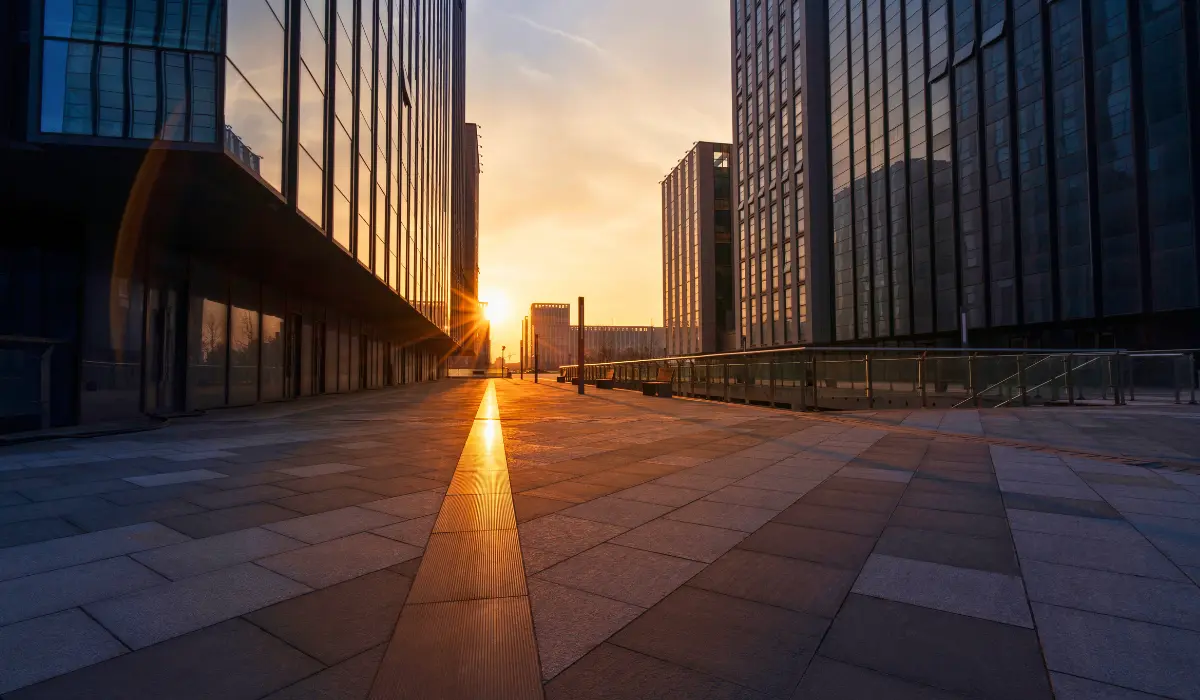 Un quartier d'affaire au petit matin, sans personne.
