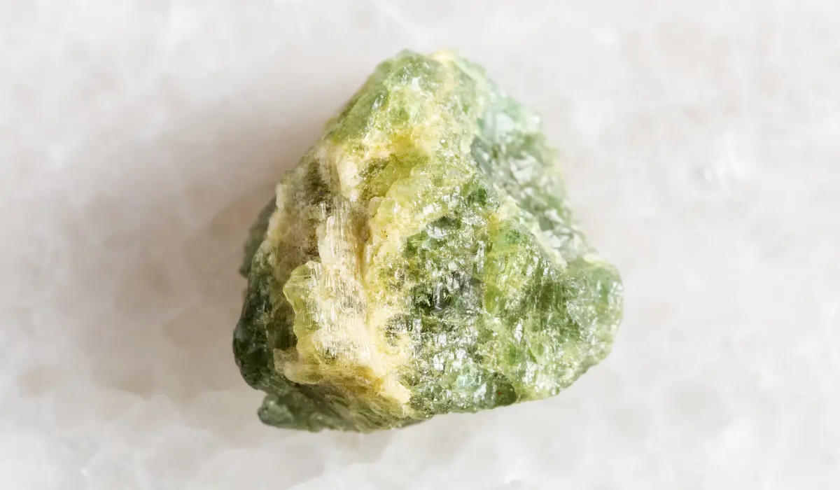 béryl vert brut posé sur une table