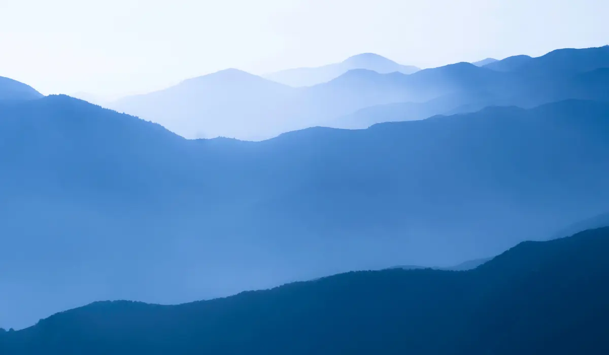 Montagnes bleues illustrant le blue monday