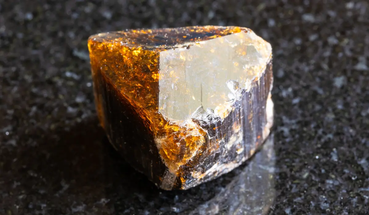 une dravite faiblement polie sur fond noir