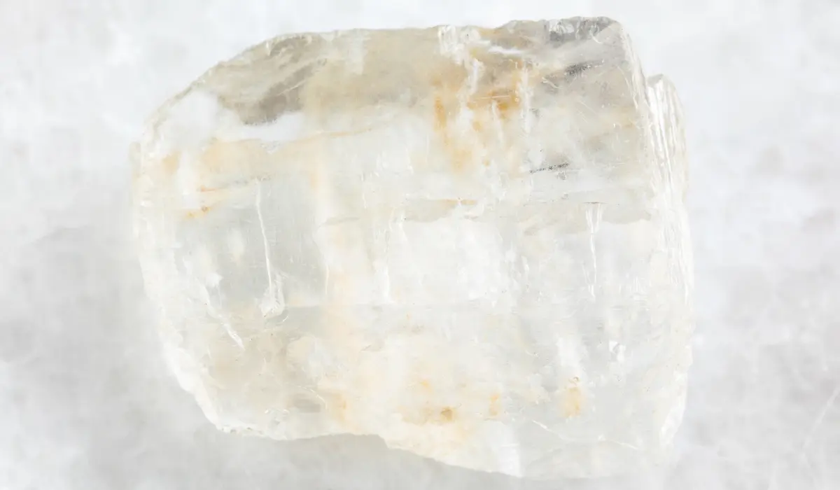 pétalite posée sur une table avec une nappe blanche