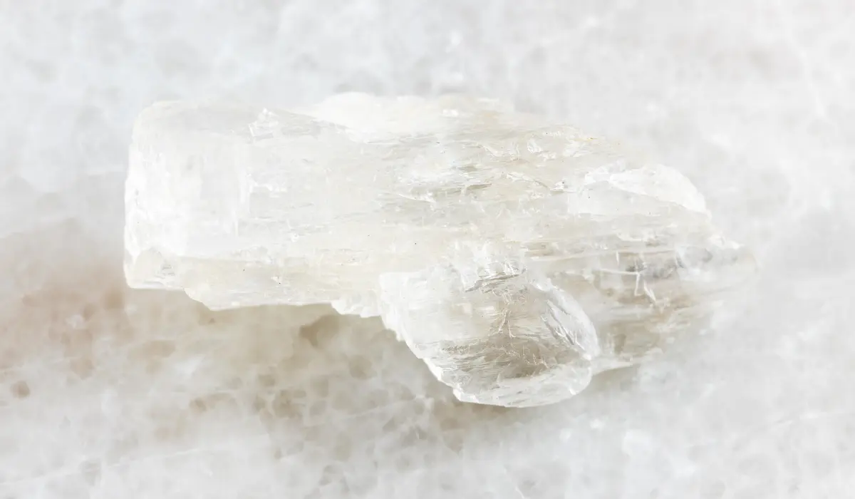 Une pétalite brute posée sur une table