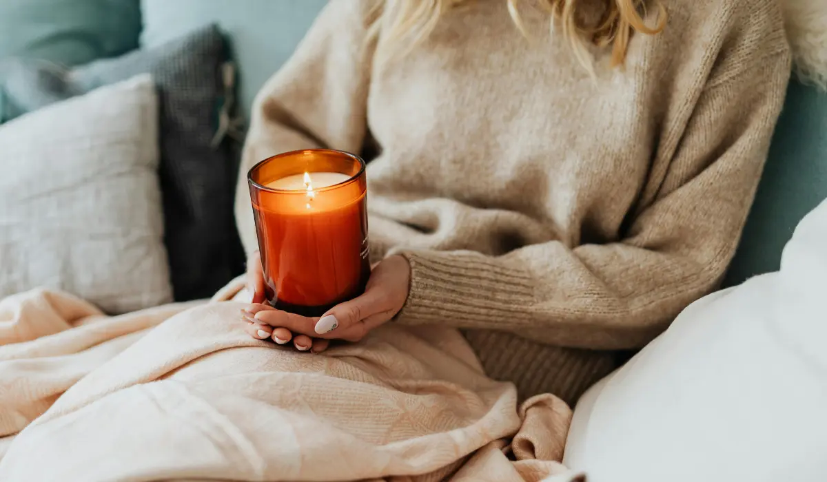 Jeune femme tenant une bougie durant son rituel de février