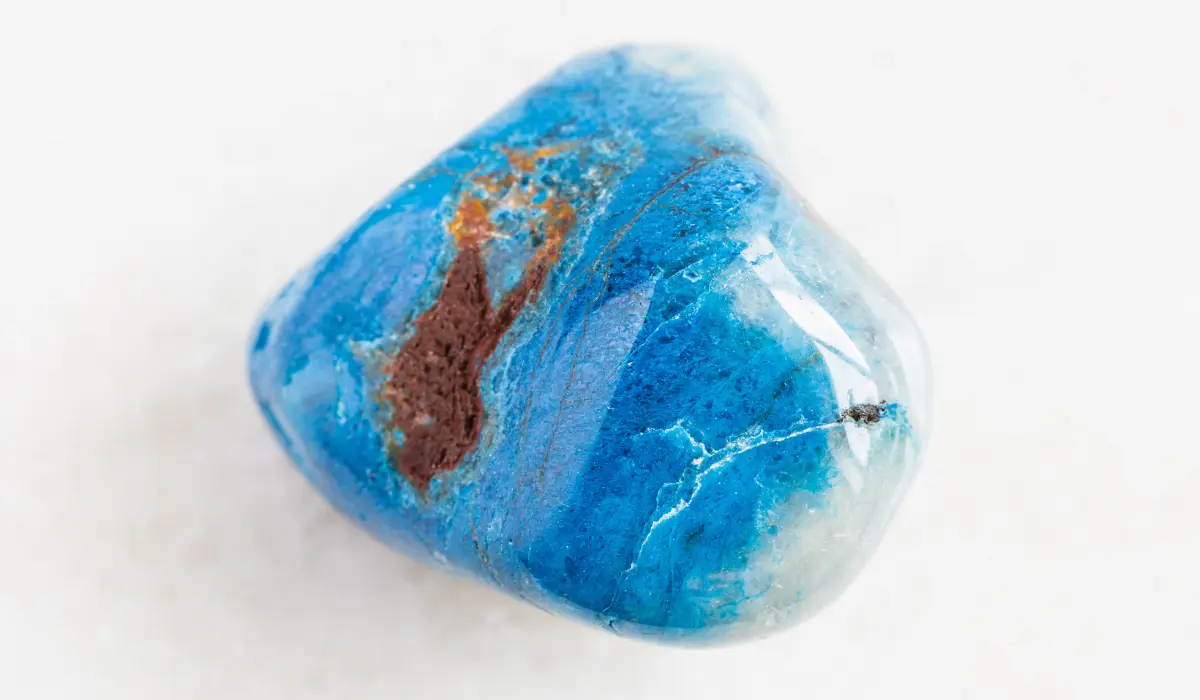 une grosse shattuckite polie