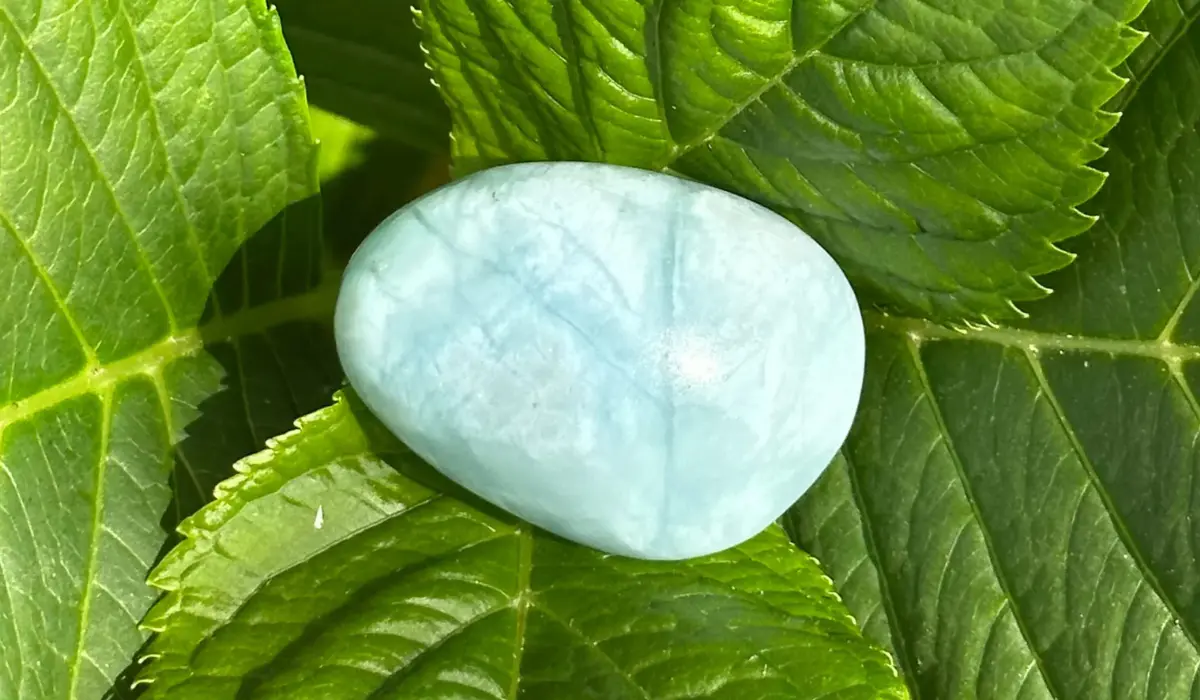 une aigue marine, pierre de mars, en gros plan