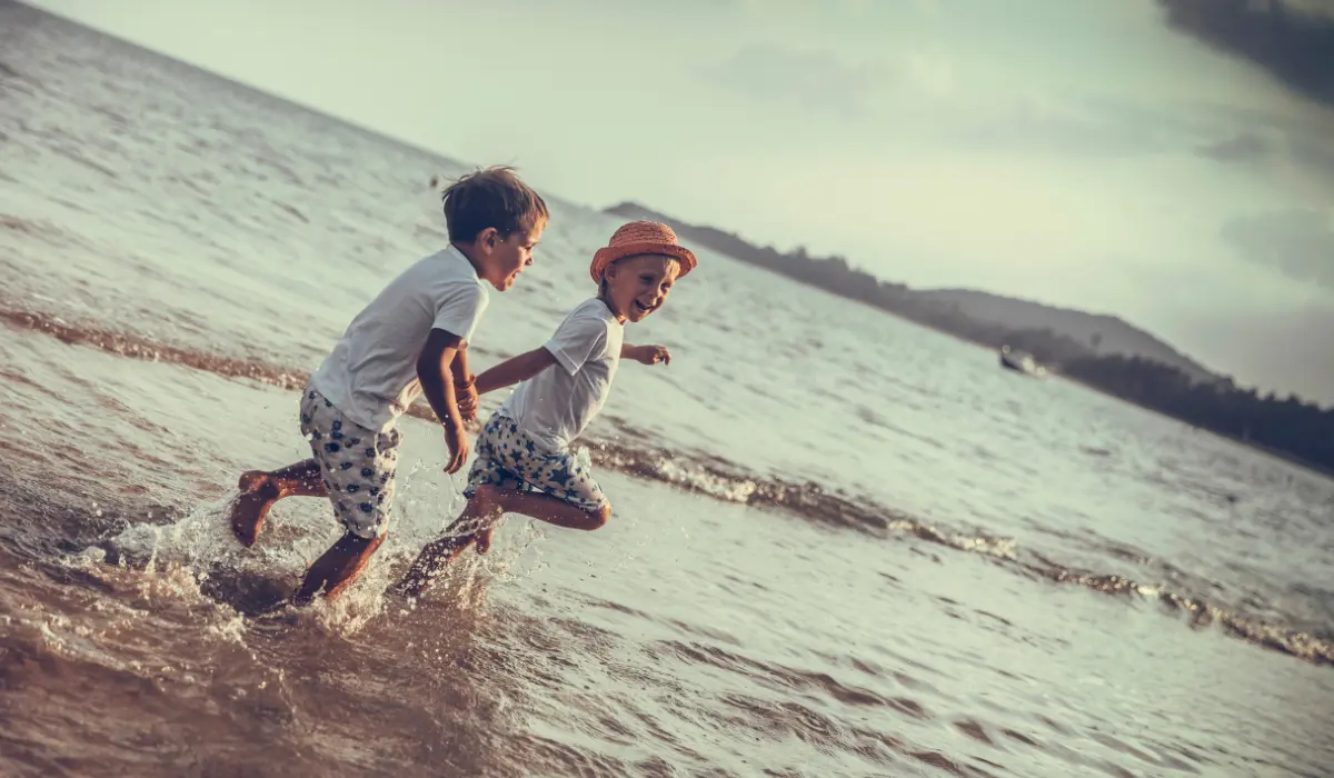 deux enfants courant sur la plage