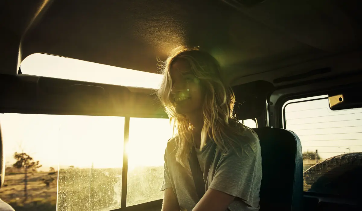 Jeune femme réalisant un nouveau départ