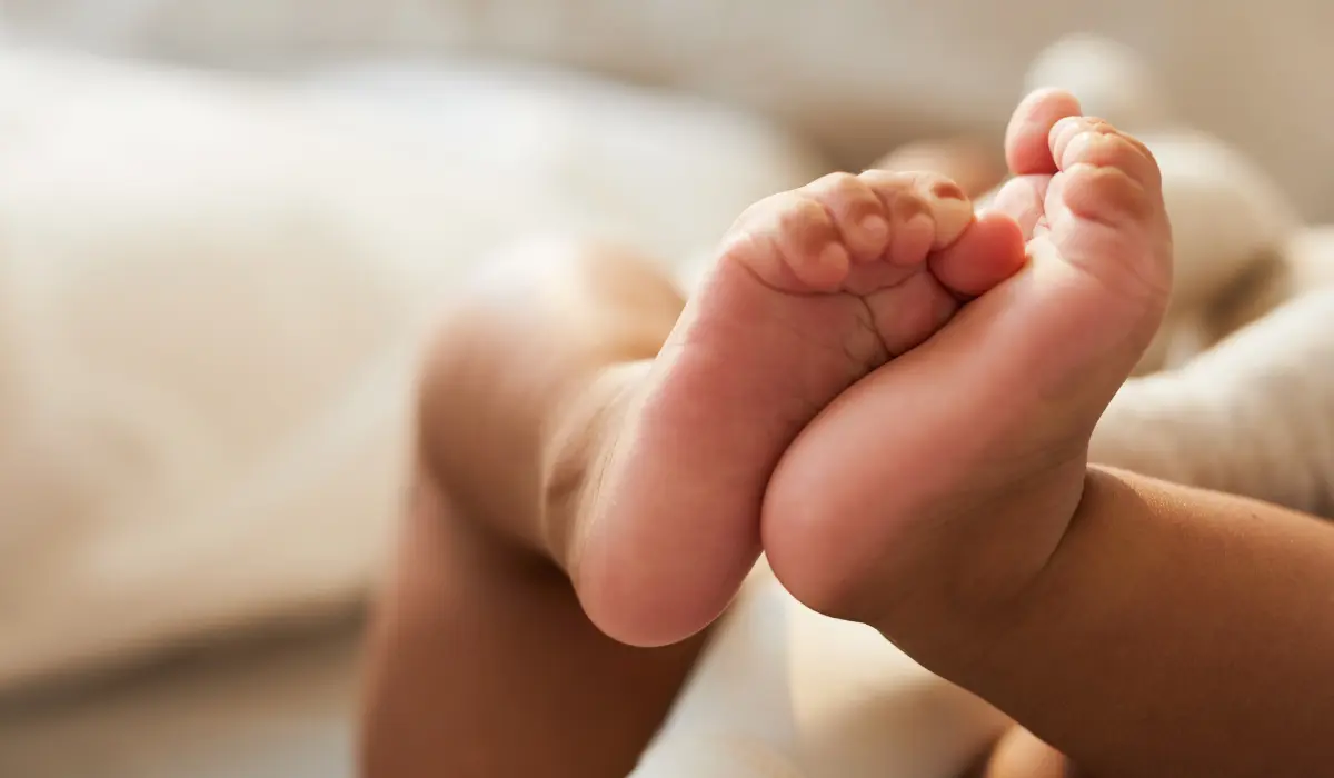 gros plan sur les petits pieds d'un bébé