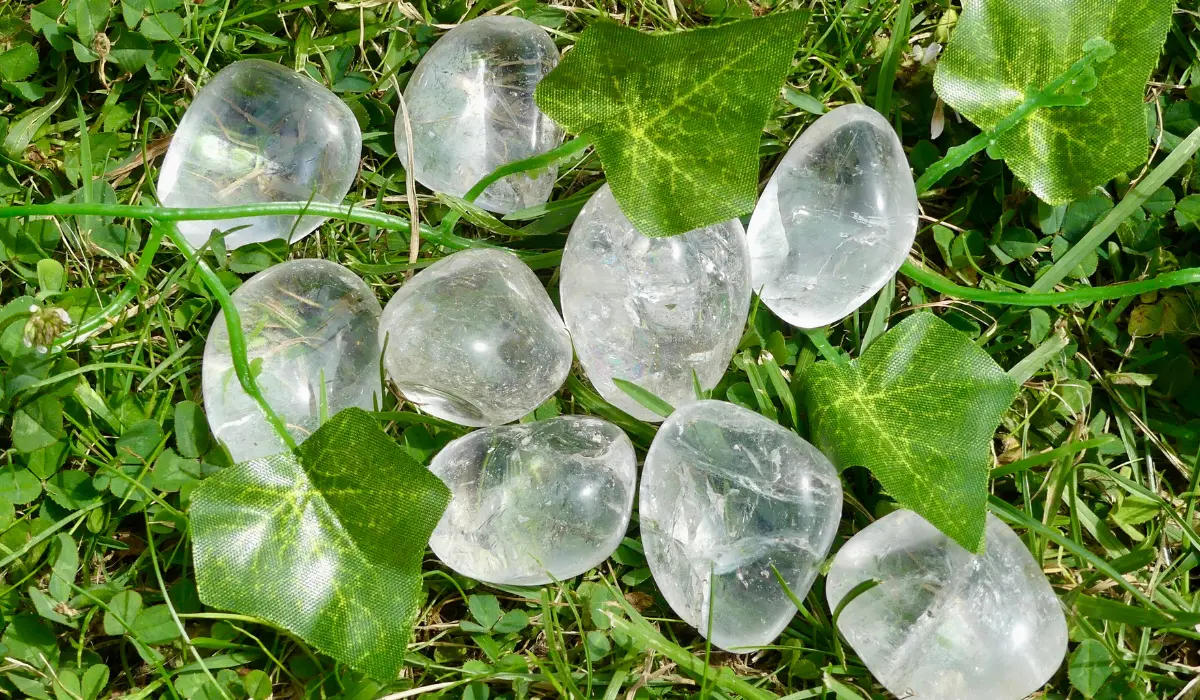 cristal de roche dans l'herbe d'avril