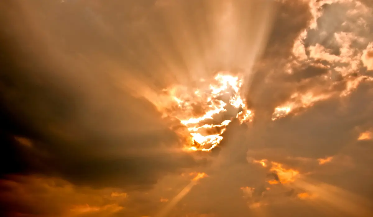 le soleil perçant à travers les nuages évoquant l'éveil spirituel