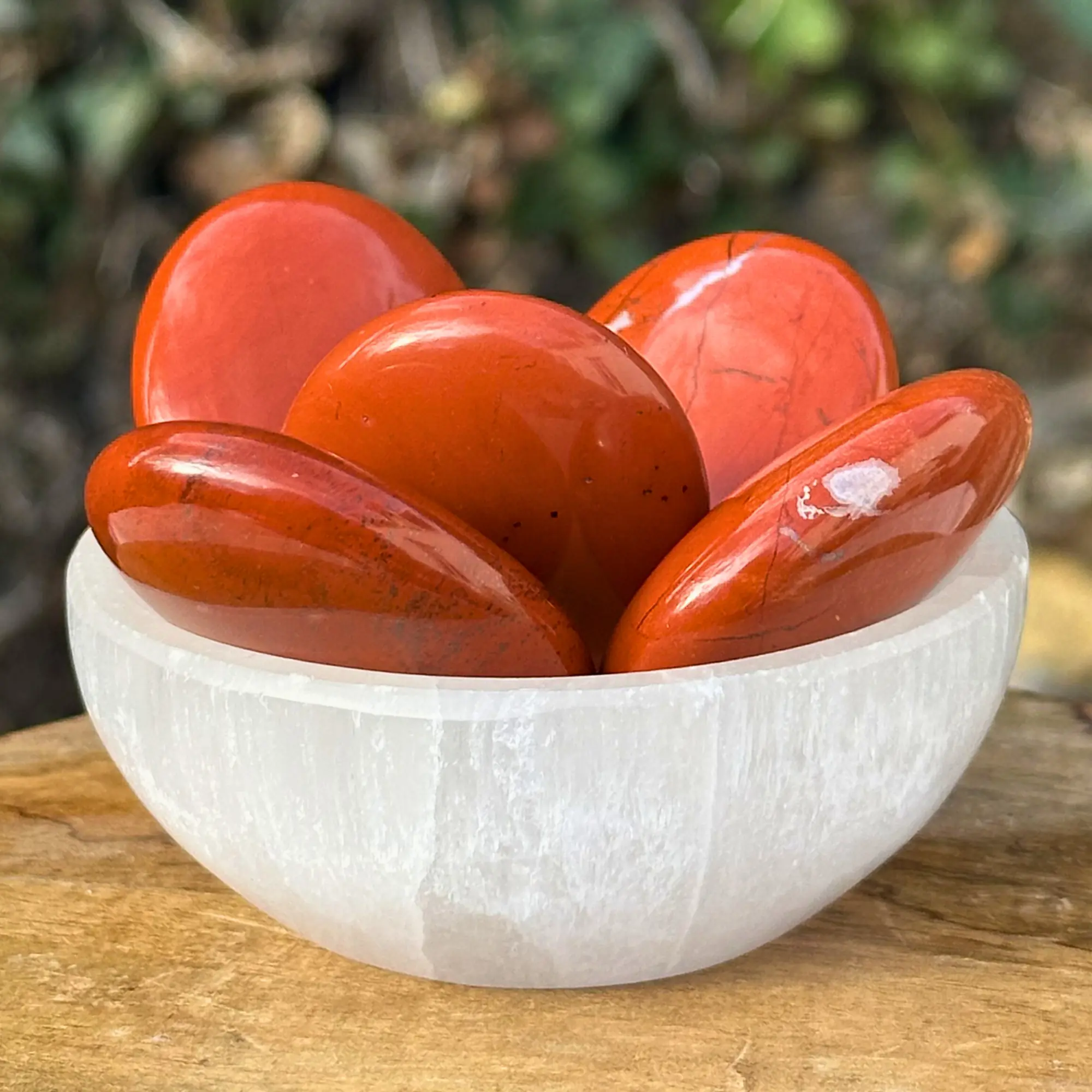 Galets de jaspe rouge dans un bol